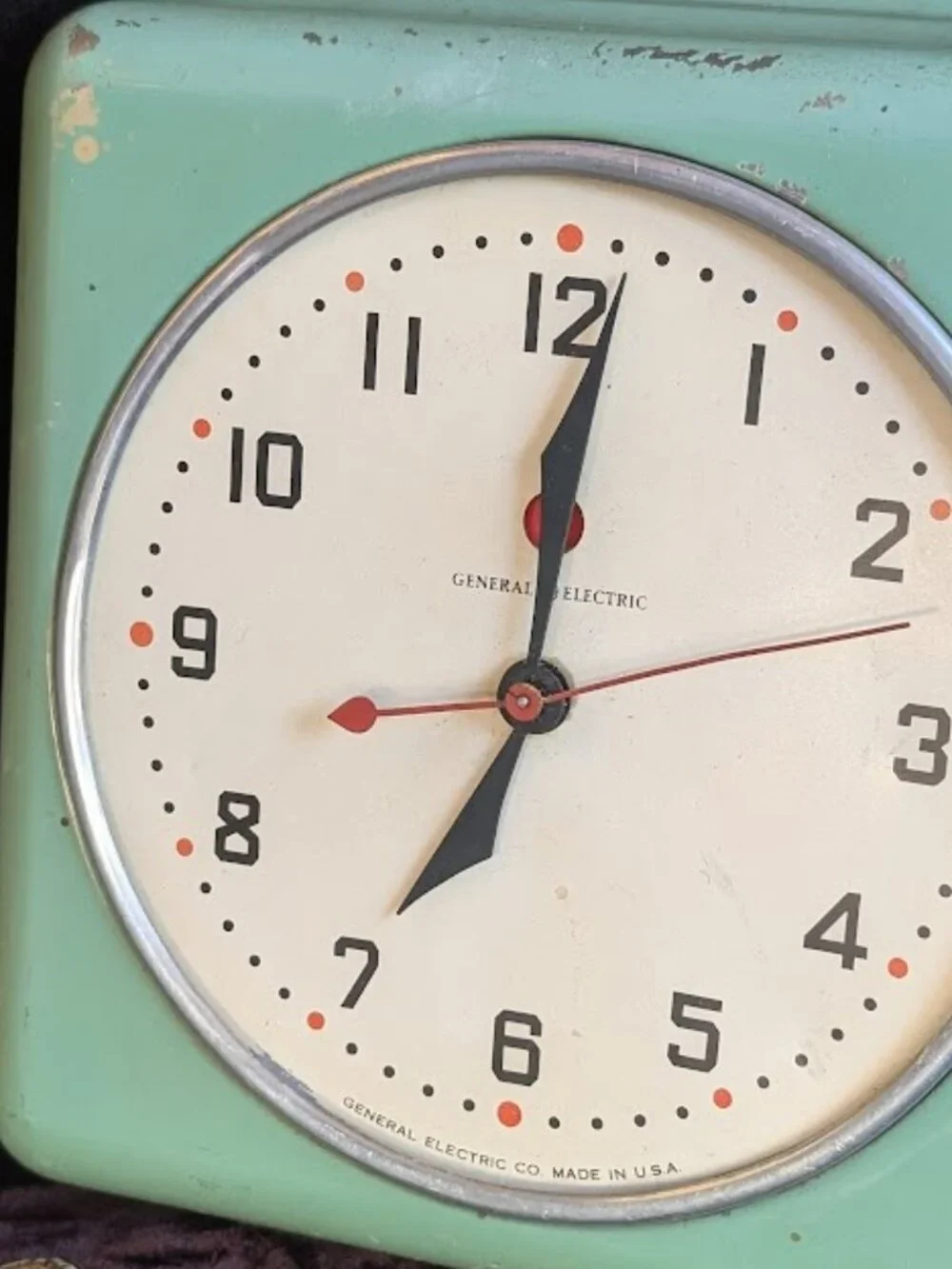 Vintage General Electric metal wall clock model #2H08 - runs, missing glass dome